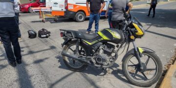 Auto embiste a mujer motociclista