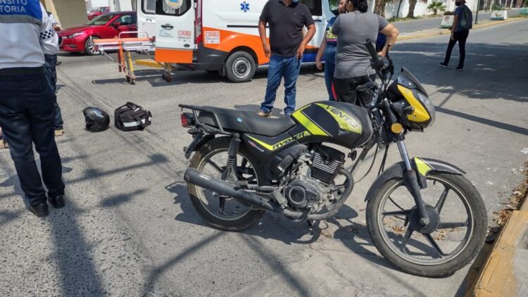 Auto embiste a mujer motociclista