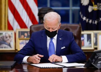 Biden firma órdenes sobre seguridad fronteriza y familias migrantes