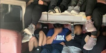 Cae grupo de 75  indocumentados en trailer