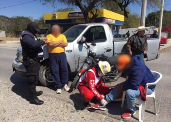 Motociclista se lesiona al chocar con camioneta