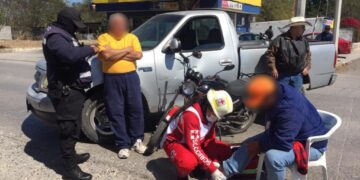 Motociclista se lesiona al chocar con camioneta