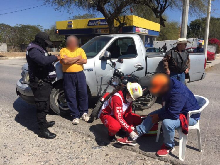 Motociclista se lesiona al chocar con camioneta