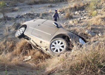 Vuelca auto en río del ejido la Misión