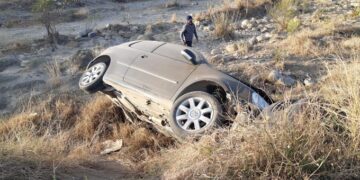 Vuelca auto en río del ejido la Misión