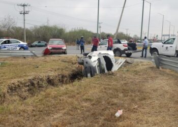 Vuelca camioneta tras chocar con auto