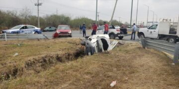 Vuelca camioneta tras chocar con auto