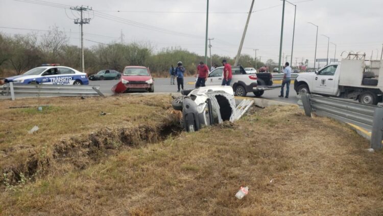 Vuelca camioneta tras chocar con auto