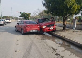 Empleado causa choque en el Eje Vial