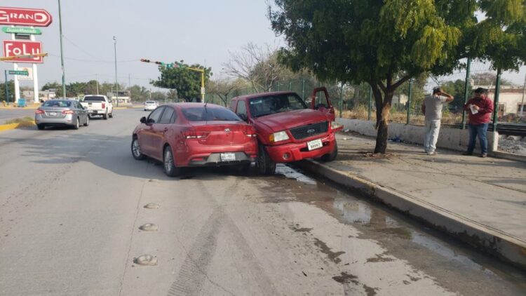 Empleado causa choque en el Eje Vial