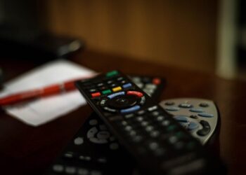 Presidente de Ucrania decreta el cierre de tres televisoras pro rusia