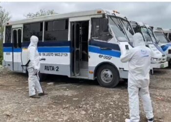 Reactivan desinfección de taxis y microbuses en la capital del Estado