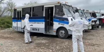 Reactivan desinfección de taxis y microbuses en la capital del Estado