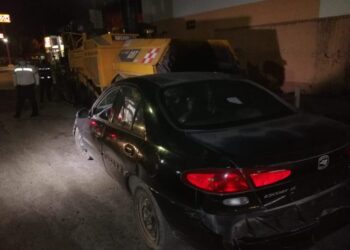 Ebrio estrella su auto con máquina