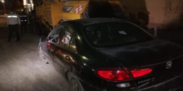 Ebrio estrella su auto con máquina