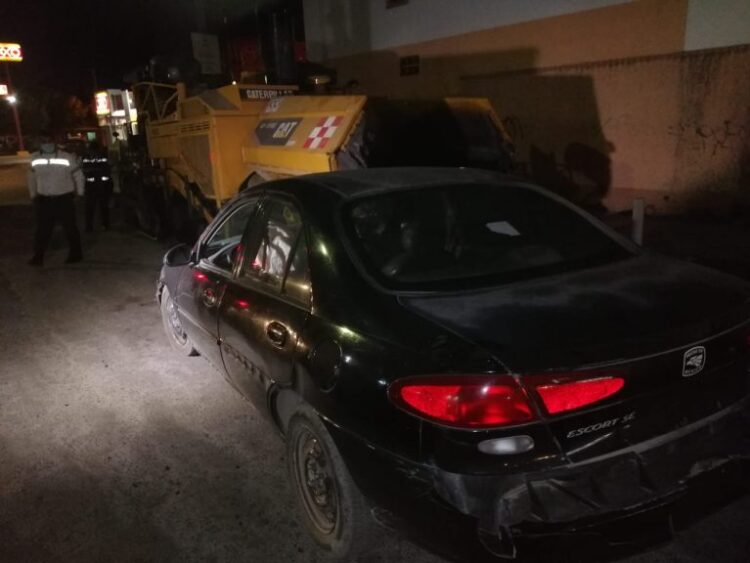 Ebrio estrella su auto con máquina