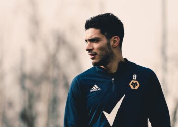 Raúl Jiménez volverá a jugar con los Wolves esta temporada, asegura su entrenador