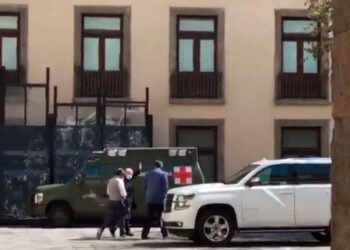 Captan a AMLO usando cubrebocas y paseando en Palacio Nacional