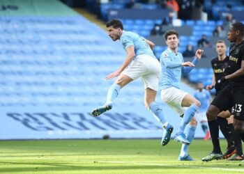 Manchester City vence al West Ham gracias a los goles de sus centrales
