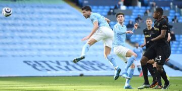 Manchester City vence al West Ham gracias a los goles de sus centrales