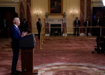 Senado EU aprueba resolución para plan de rescate de Biden