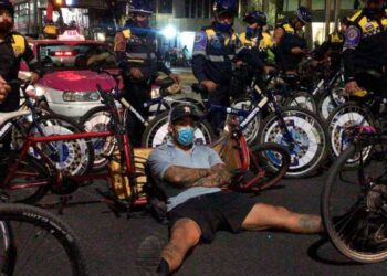 Ciclistas se enfrentan con policías; bloquean Insurgentes en la CDM