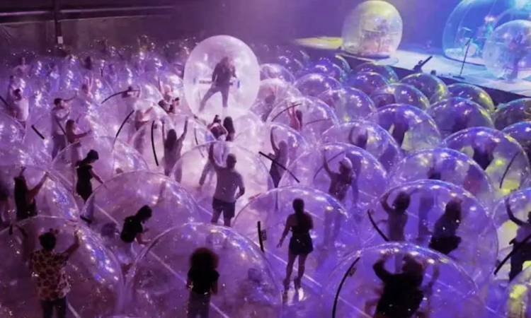 Banda estadounidense realiza concierto en burbujas inflables