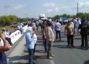 Cierran campesinos carretera en San Fernando