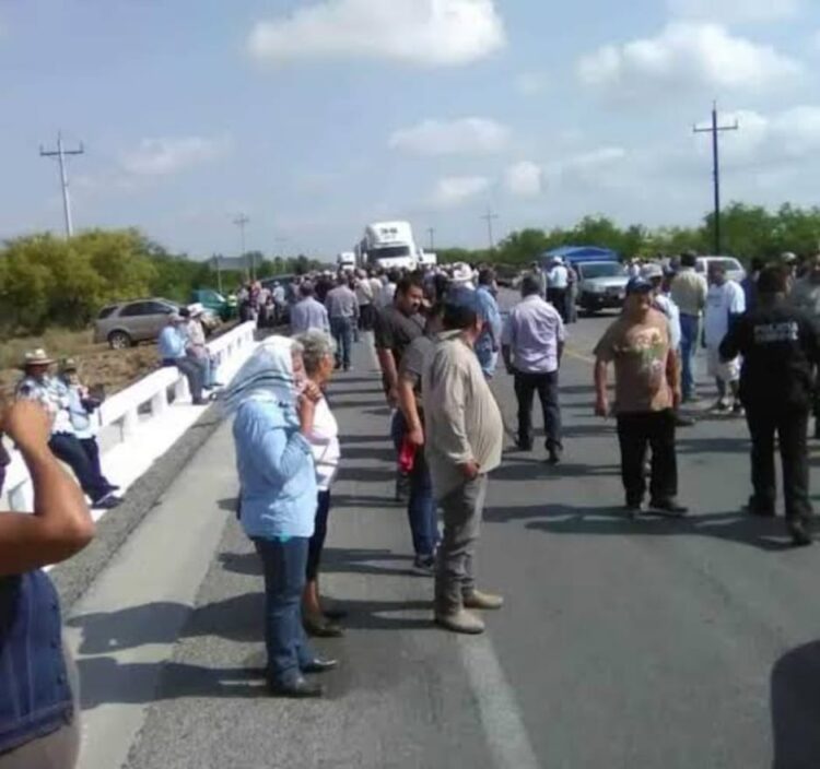 Cierran campesinos carretera en San Fernando