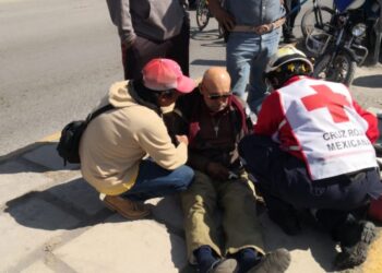 Ebrio se atraviesa a camioneta y se golpea