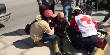 Ebrio se atraviesa a camioneta y se golpea