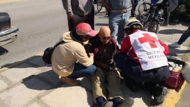 Ebrio se atraviesa a camioneta y se golpea