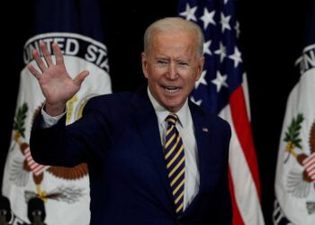 Biden telefonea a desempleada, en contacto ‘directo’ con ciudadanos