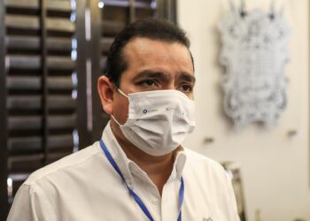 Exhorta Rivas a la prevención al recoger tarjeta de becas