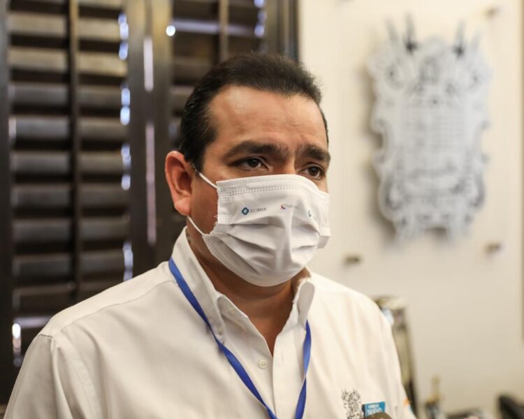 Exhorta Rivas a la prevención al recoger tarjeta de becas