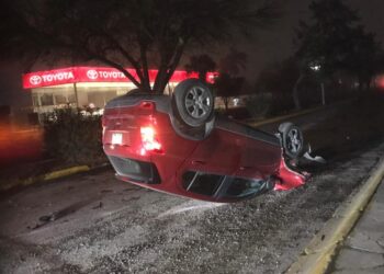 Conductor abandona camioneta tras volcarla