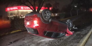 Conductor abandona camioneta tras volcarla