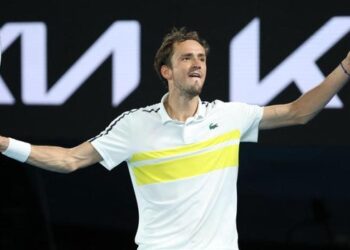Medvedev se deshace de Tsitsipas y pasa a su primera final en Australia