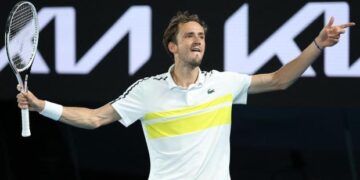 Medvedev se deshace de Tsitsipas y pasa a su primera final en Australia