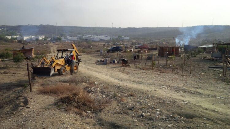 Desaloja Policía a invasores de predio