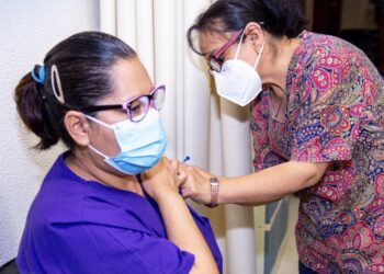 Continúa vacunación a personal de Salud