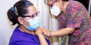 Continúa vacunación a personal de Salud