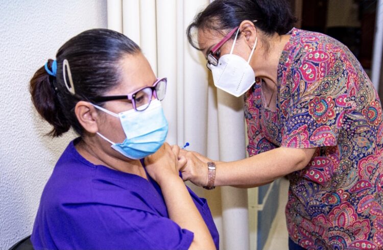 Continúa vacunación a personal de Salud