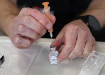 AstraZeneca ajusta vacuna covid para variante sudafricana