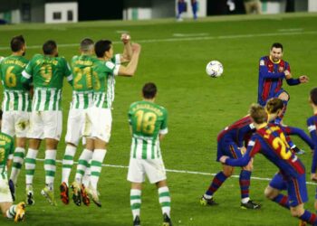 Barcelona gana 3-2 al Real Betis y se mantiene vivo en La Liga