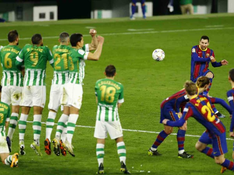 Barcelona gana 3-2 al Real Betis y se mantiene vivo en La Liga