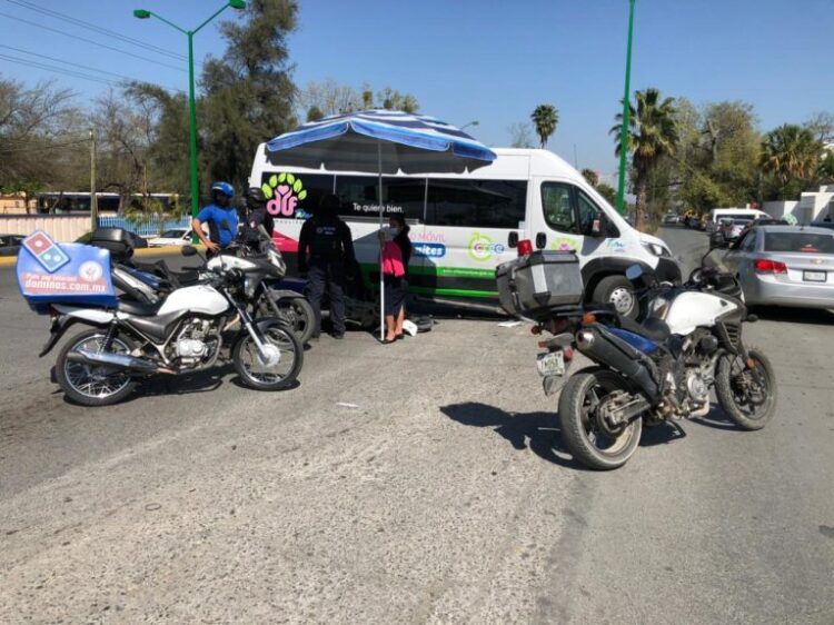 Repartidor se lesiona al chocar con camioneta