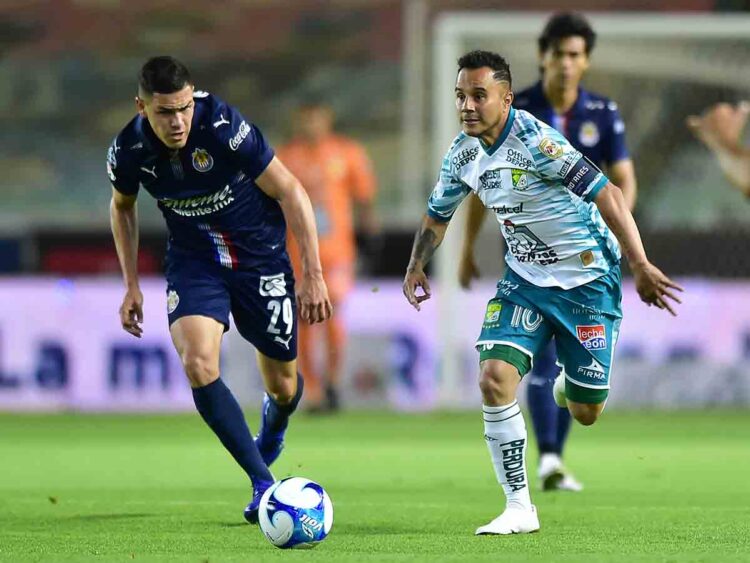 Chivas de Guadalajara derrota 3-1 al León en su casa