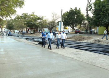 Gobernador y alcaldesa supervisan obras de pavimentación en Victoria