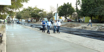 Gobernador y alcaldesa supervisan obras de pavimentación en Victoria